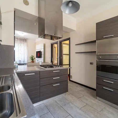 Apartment Stazione Centrale-centro, Spazioso E Elegante Apt *